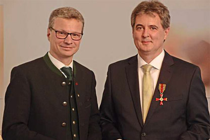 Staatsminister Bernd Sibler überreichte an den Landauer Dr. Martin Andreas das Bundesverdienstkreuz.